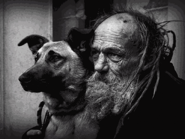 Mendigo e cachorro abraçados