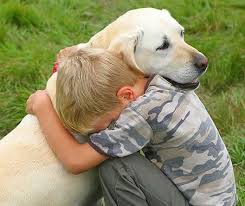 Criança abraçando seu cachorro