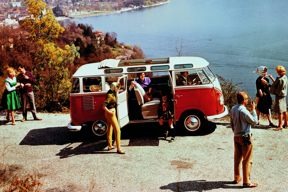 Pessoas Felizes em ambiente de ferias numa Kombi