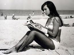 Helô lendo um livro na praia 
