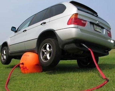 Imagem de jeep levantado devido ao insuflavel para trocar o pneu