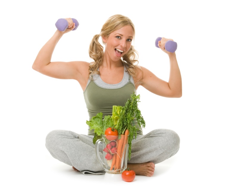 mulher fazendo exercicio e comendo verdura
