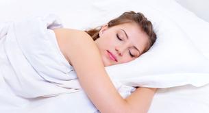 Benefícios de dormir sem roupa
