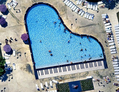 piano - piscinas divertidas pelo mundo